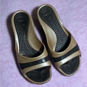 CROCS Tan and Black Women’s  Mules with Textured Footbed Sz 8‎